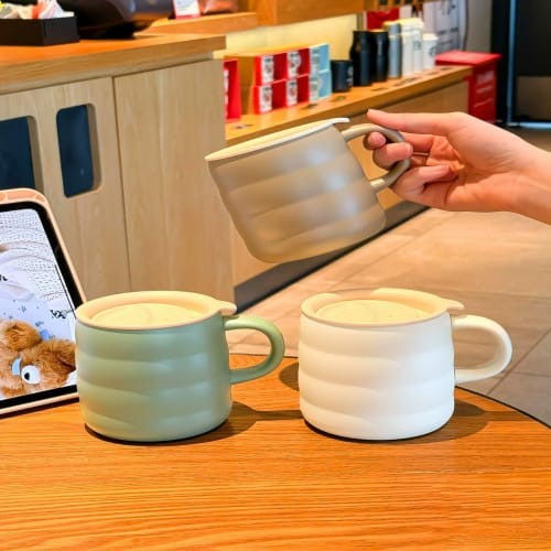 Ceramic coffee mugs with lids